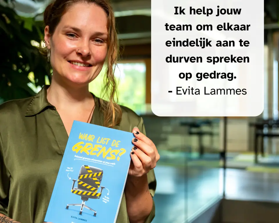Evita Lammes toont haar boek 'Waar ligt de grens'. In een wit kader staat de tekst: 'Ik help jouw team om elkaar eindelijk aan te durven spreken op gedrag. - Evita Lammes'