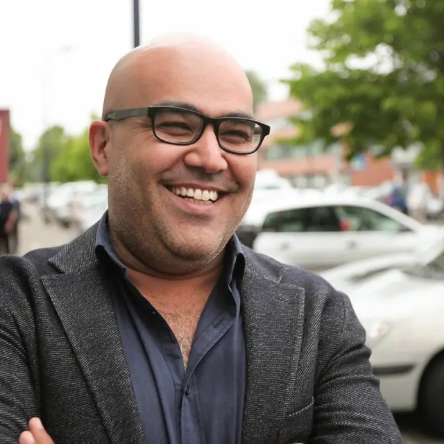 Close Up van een lachende Mohamed Bouzia