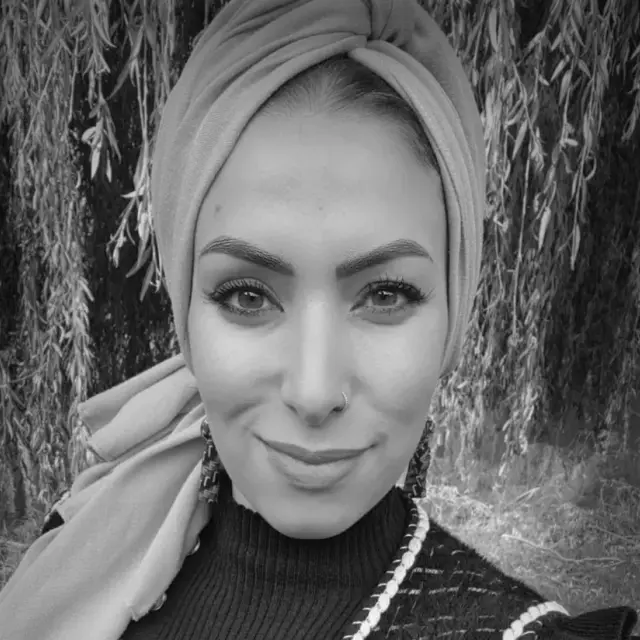 zwart-wit foto van Halima el Ghamarti met hoofddoek