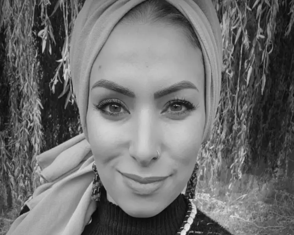 zwart-wit foto van Halima el Ghamarti met hoofddoek
