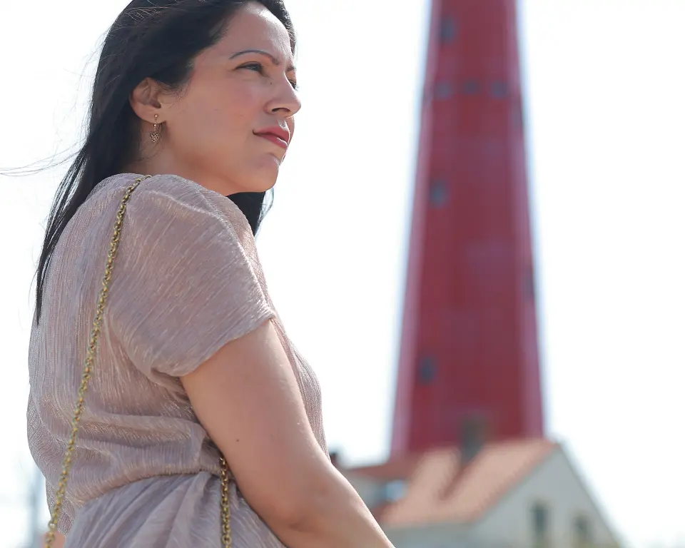 Ashmita Krishna Sharma met op de achtergrond een rode vuurtoren.