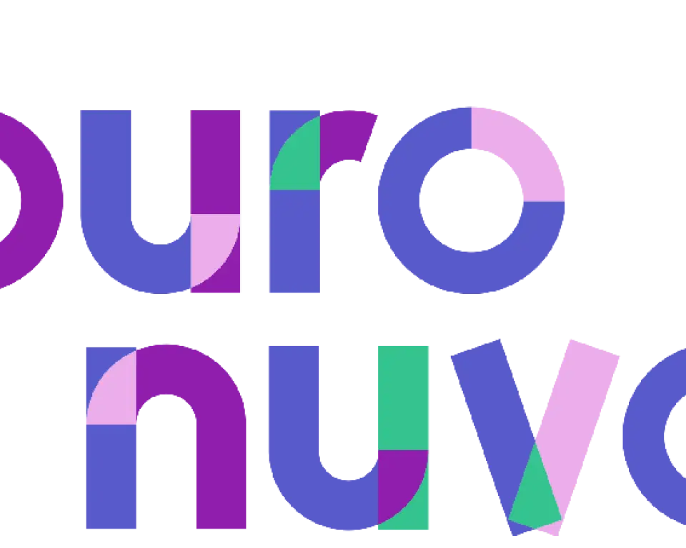 Logo Buro Nuvo. De letters zijn opgebouwd uit blauwe, paarse, groene en roze vlakken.