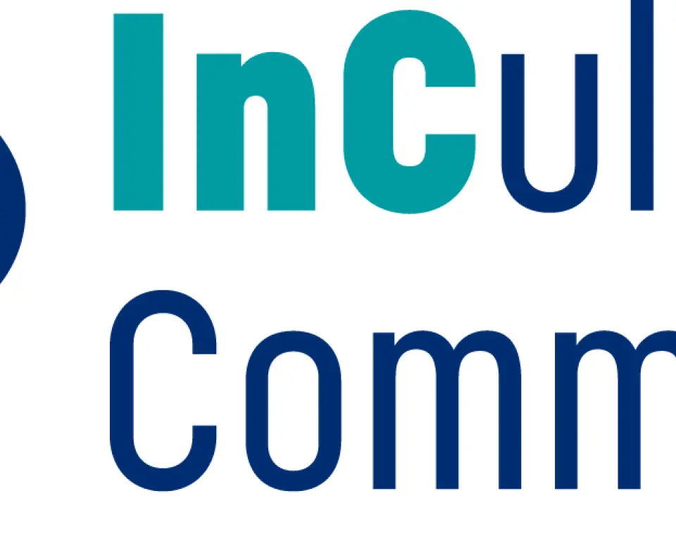 Logo InCultuur Community met links twee tekstwolkjes in verschillende kleuren. De eerste drie letters INC van het logo zijn sikgedrukt en in een andere kleur dan de rest van de naam