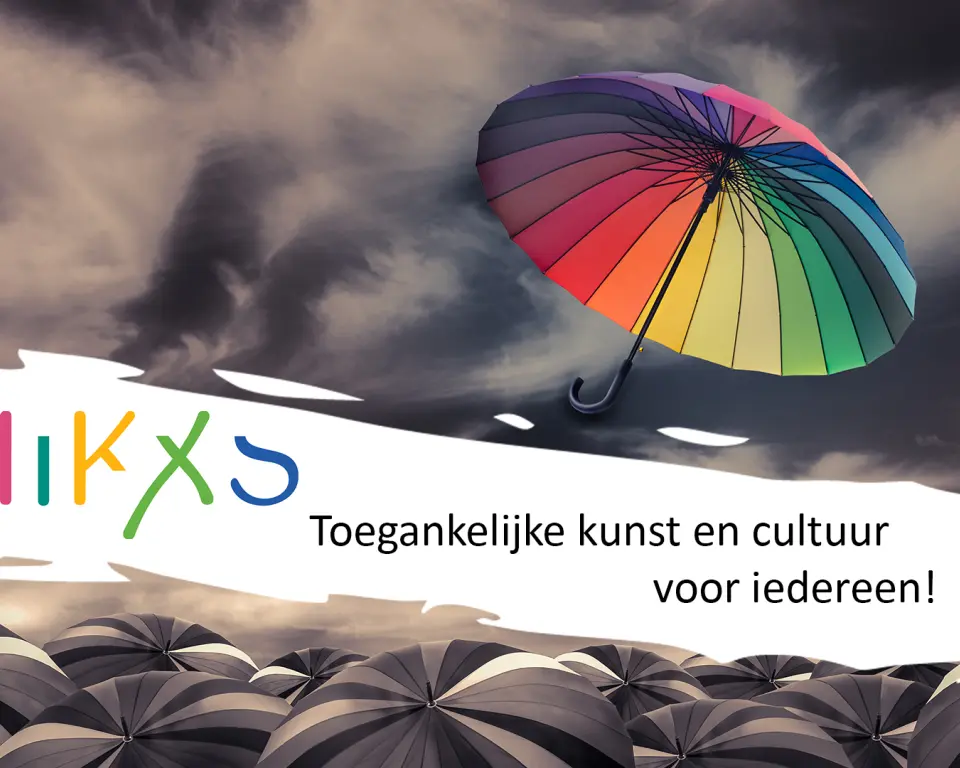 Een paraplu in alle kleuren van de regenboog zweeft boven een zee van zwart-witte paraplu's. In een witte band staat in gekleurde letters MIKXS en in zwarte letters Toegankelijke kunst en cultuur voor iedereen!