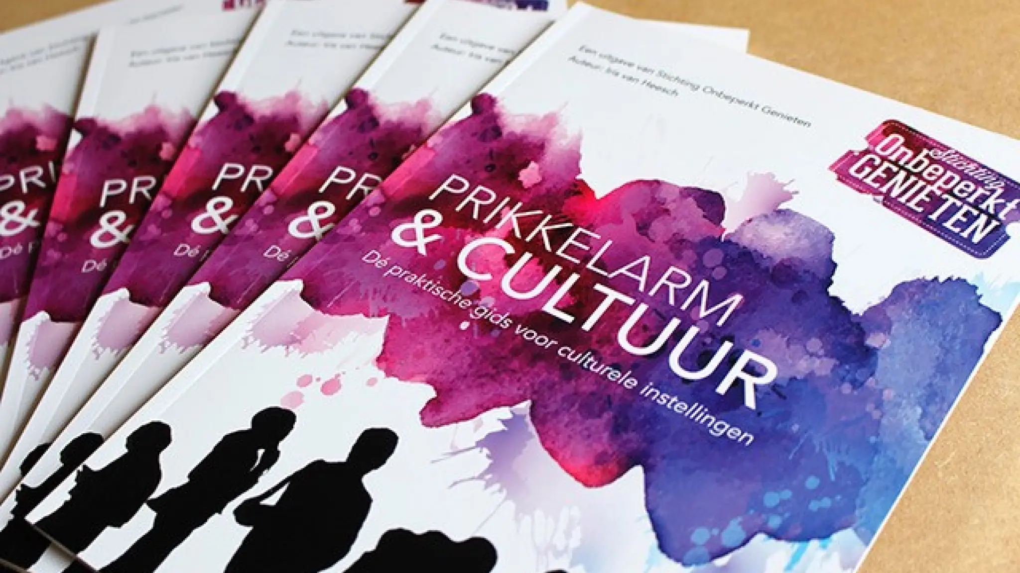Een stapel brochures met op de cover de titel Prikkelarm & Cultuur. Dé praktische gids voor culturele instellingen. Bovenin staat het logo van Stichting Onbeperkt Genieten.